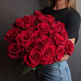 Купить букет из 25 красных розы в Омске с доставкой