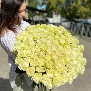 Купить букет из 101 белой розы в Омске с доставкой